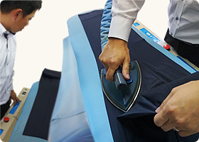 一流のアパレルメーカーが導入しているズボン専用プレス機で折り目くっきり！